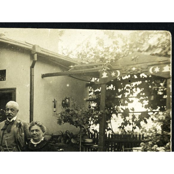 Családi kép egy udvaron, Orsova, Erdély, Szákulba küldve,  monarchia, 1916, 1910-es évek, Eredeti fotó, hátulján feliratozott papírkép, fotó-képeslap.   
