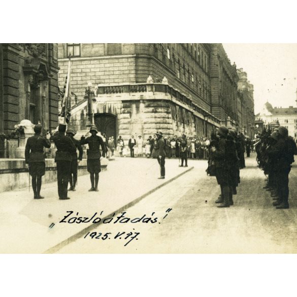 Ünnepélyes zászlóátadás, Budapest, királyi palota, budai Vár, katona, egyenruha, 1925. május 17, 1920-as évek, Horthy-korszak, Eredeti fotó, feliratozott papírkép. 