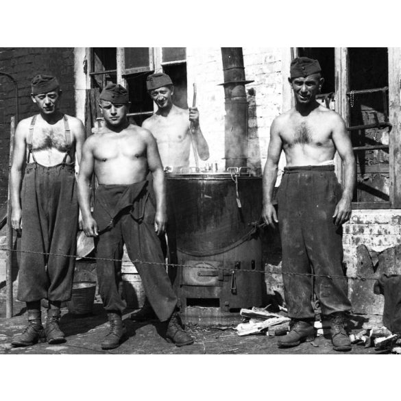 Magyar katonák ebédet főznek, egyenruha, vicces, gulyáságyú, 2. világháború, Horthy-korszak, 1940-es évek,  Eredeti fotó negatív!  
