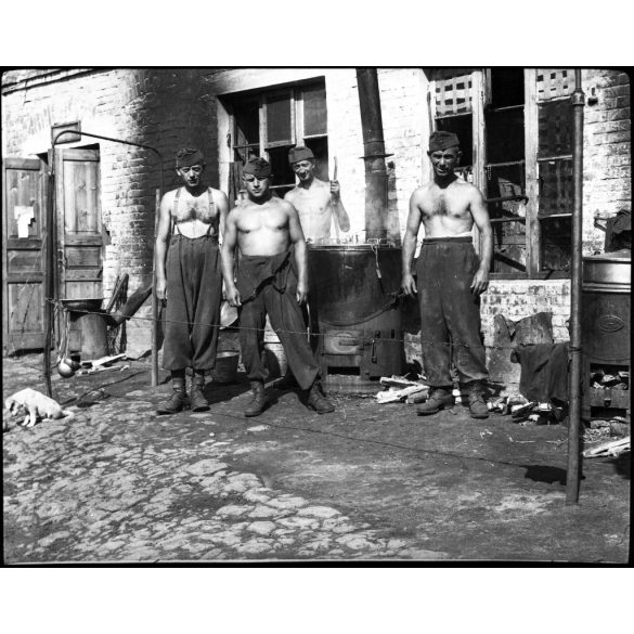 Magyar katonák ebédet főznek, egyenruha, vicces, gulyáságyú, 2. világháború, Horthy-korszak, 1940-es évek,  Eredeti fotó negatív!  