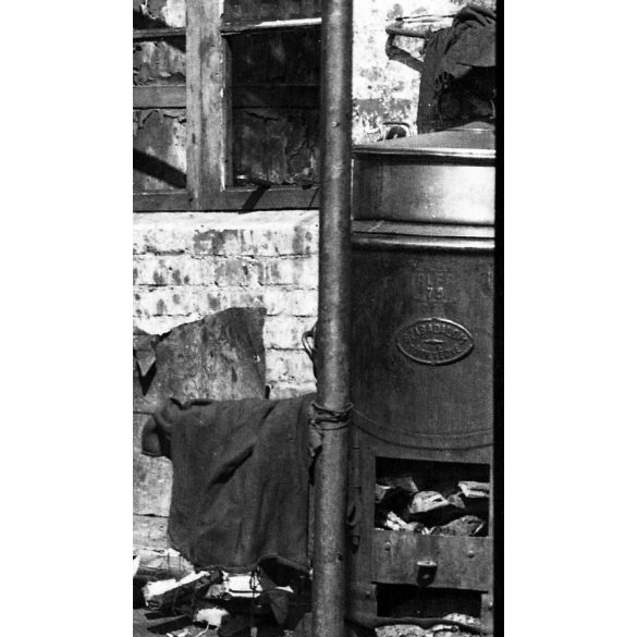 Magyar katonák ebédet főznek, egyenruha, vicces, gulyáságyú, 2. világháború, Horthy-korszak, 1940-es évek,  Eredeti fotó negatív!  