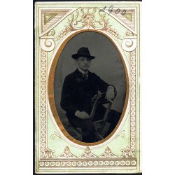   Ferrotípia, Horváth Zsigmond műterme, Budapest, Margitsziget, Virágh János cigarettával, elegáns fiatal férfi cigarettával, monarchia, 1900., 1900-as évek, Eredeti fotó, ferrotípia „Kiállítási emlék” feliratú szecessziós díszítésű papírtartóban.