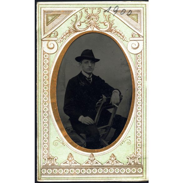 Ferrotípia, Horváth Zsigmond műterme, Budapest, Margitsziget, Virágh János cigarettával, elegáns fiatal férfi cigarettával, monarchia, 1900., 1900-as évek, Eredeti fotó, ferrotípia „Kiállítási emlék” feliratú szecessziós díszítésű papírtartóban.