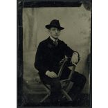 Ferrotípia, Horváth Zsigmond műterme, Budapest, Margitsziget, Virágh János cigarettával, elegáns fiatal férfi cigarettával, monarchia, 1900., 1900-as évek, Eredeti fotó, ferrotípia „Kiállítási emlék” feliratú szecessziós díszítésű papírtartóban.