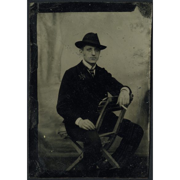 Ferrotípia, Horváth Zsigmond műterme, Budapest, Margitsziget, Virágh János cigarettával, elegáns fiatal férfi cigarettával, monarchia, 1900., 1900-as évek, Eredeti fotó, ferrotípia „Kiállítási emlék” feliratú szecessziós díszítésű papírtartóban.