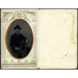 Ferrotípia, Horváth Zsigmond műterme, Budapest, Margitsziget, Virágh János cigarettával, elegáns fiatal férfi cigarettával, monarchia, 1900., 1900-as évek, Eredeti fotó, ferrotípia „Kiállítási emlék” feliratú szecessziós díszítésű papírtartóban.