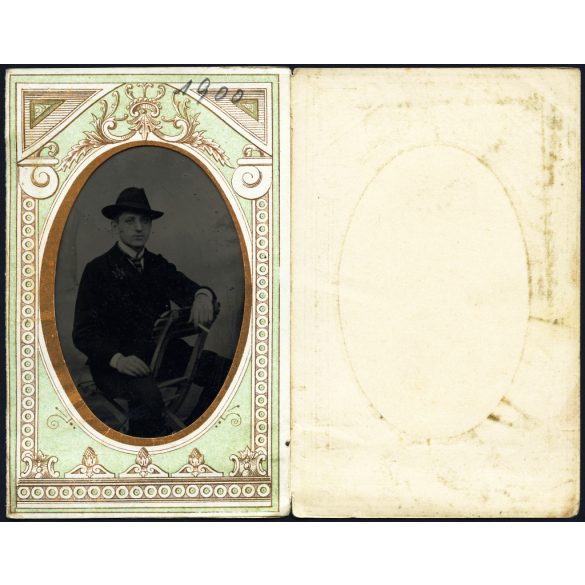 Ferrotípia, Horváth Zsigmond műterme, Budapest, Margitsziget, Virágh János cigarettával, elegáns fiatal férfi cigarettával, monarchia, 1900., 1900-as évek, Eredeti fotó, ferrotípia „Kiállítási emlék” feliratú szecessziós díszítésű papírtartóban.