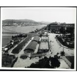 1930-as évekbeli nagyítás, Ferenc József rakpart a Lánchíddal, Budapest, Duna, épülő Országház, Duna Gőzhajózási Társaság raktárai, hajók, Roosevelt tér, Magyar Tudományos Akadémia, a Stein-házból fényképezve, 5. kerület, helytörténet, monarchia, 190