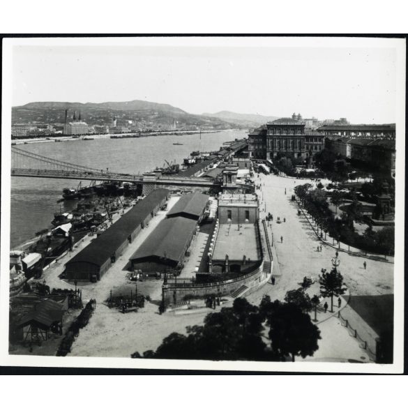 1930-as évekbeli nagyítás, Ferenc József rakpart a Lánchíddal, Budapest, Duna, épülő Országház, Duna Gőzhajózási Társaság raktárai, hajók, Roosevelt tér, Magyar Tudományos Akadémia, a Stein-házból fényképezve, 5. kerület, helytörténet, monarchia, 190