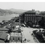 1930-as évekbeli nagyítás, Ferenc József rakpart a Lánchíddal, Budapest, Duna, épülő Országház, Duna Gőzhajózási Társaság raktárai, hajók, Roosevelt tér, Magyar Tudományos Akadémia, a Stein-házból fényképezve, 5. kerület, helytörténet, monarchia, 190