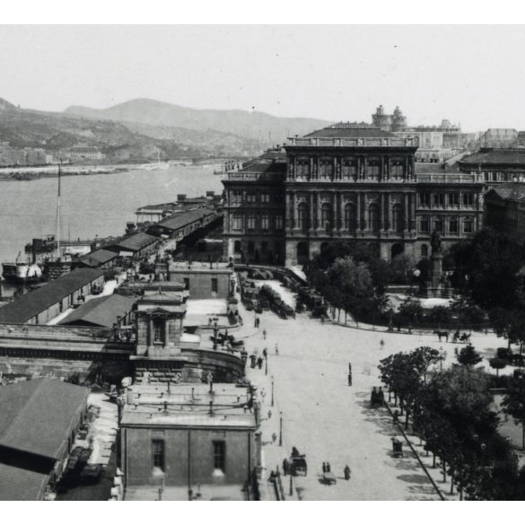 1930-as évekbeli nagyítás, Ferenc József rakpart a Lánchíddal, Budapest, Duna, épülő Országház, Duna Gőzhajózási Társaság raktárai, hajók, Roosevelt tér, Magyar Tudományos Akadémia, a Stein-házból fényképezve, 5. kerület, helytörténet, monarchia, 190