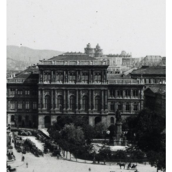 1930-as évekbeli nagyítás, Ferenc József rakpart a Lánchíddal, Budapest, Duna, épülő Országház, Duna Gőzhajózási Társaság raktárai, hajók, Roosevelt tér, Magyar Tudományos Akadémia, a Stein-házból fényképezve, 5. kerület, helytörténet, monarchia, 190