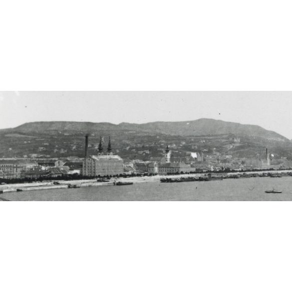 1930-as évekbeli nagyítás, Ferenc József rakpart a Lánchíddal, Budapest, Duna, épülő Országház, Duna Gőzhajózási Társaság raktárai, hajók, Roosevelt tér, Magyar Tudományos Akadémia, a Stein-házból fényképezve, 5. kerület, helytörténet, monarchia, 190