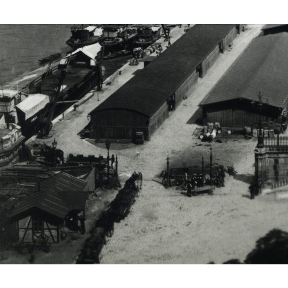 1930-as évekbeli nagyítás, Ferenc József rakpart a Lánchíddal, Budapest, Duna, épülő Országház, Duna Gőzhajózási Társaság raktárai, hajók, Roosevelt tér, Magyar Tudományos Akadémia, a Stein-házból fényképezve, 5. kerület, helytörténet, monarchia, 190