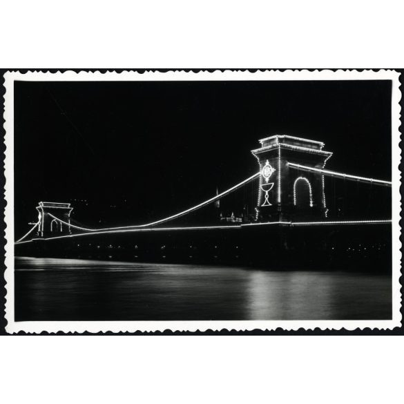Lánchíd a Dunával, Budapest, Eucharisztikus Világkongresszus, díszkivilágítása, egyház, vallás, helytörténet, Horthy-korszak, 1938, 1930-as évek, Eredeti fotó, gyönyörű részletgazdag papírkép, ritka esti fotó. 
