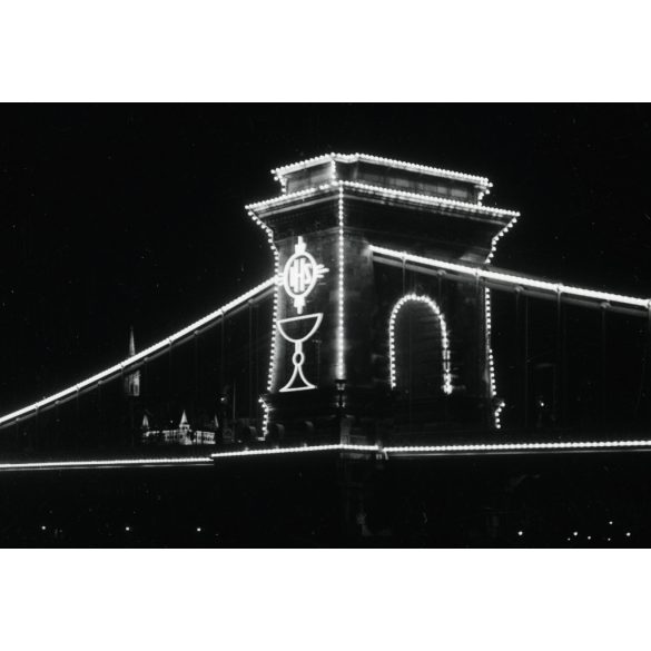 Lánchíd a Dunával, Budapest, Eucharisztikus Világkongresszus, díszkivilágítása, egyház, vallás, helytörténet, Horthy-korszak, 1938, 1930-as évek, Eredeti fotó, gyönyörű részletgazdag papírkép, ritka esti fotó. 