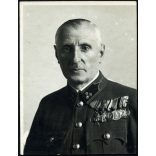 Virágh János egyenruhában, a frankhamisítási botrány egyik elítéltje, érdemrend, kitüntetés, katona, tiszt, Térképészeti Intézet,   2. világháború, Horthy-korszak, 1940-es évek, Eredeti fotó, papírkép, igazolványkép.