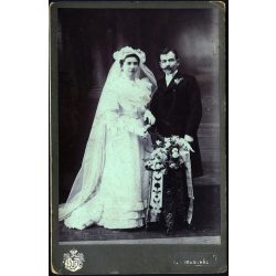   Hunyadi László műterem, Nyíregyháza, esküvő, menyasszony, vőlegény, bajusz helytörténet, monarchia, 1870-es évek, Eredeti kabinetfotó. 