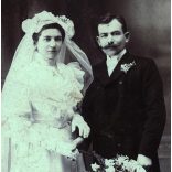 Hunyadi László műterem, Nyíregyháza, esküvő, menyasszony, vőlegény, bajusz helytörténet, monarchia, 1870-es évek, Eredeti kabinetfotó. 