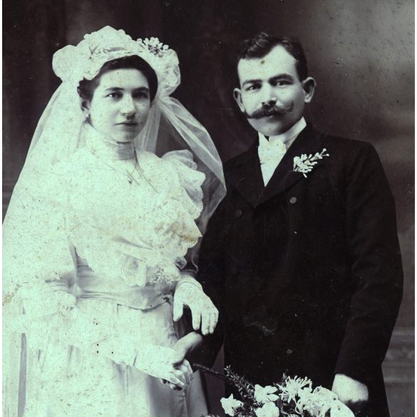 Hunyadi László műterem, Nyíregyháza, esküvő, menyasszony, vőlegény, bajusz helytörténet, monarchia, 1870-es évek, Eredeti kabinetfotó. 