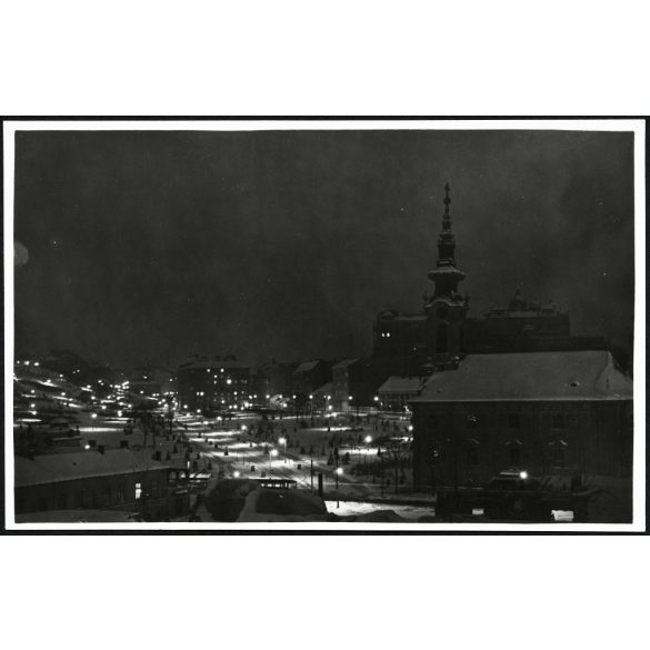 Szendrő István nagyobb méretű jelzett fotója. Este a Tabánban, Budapest, Rác templom, villamos, jármű, közlekedés, Tabán, 1930-as évek, Eredeti pecséttel jelzett fotó, ritka esti felvétel. 