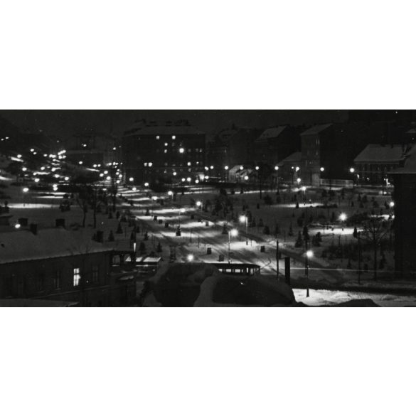 Szendrő István nagyobb méretű jelzett fotója. Este a Tabánban, Budapest, Rác templom, villamos, jármű, közlekedés, Tabán, 1930-as évek, Eredeti pecséttel jelzett fotó, ritka esti felvétel. 