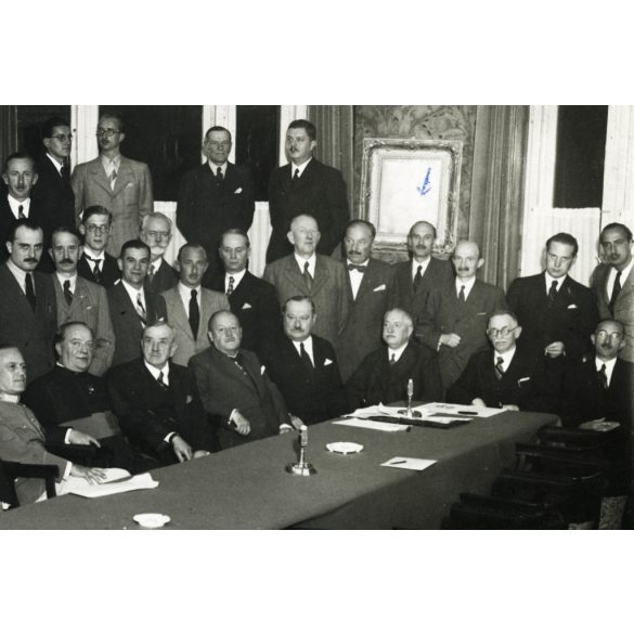 Nagyobb méret, Beller fényképész (Kurír), az Eördögh nemzetség alakuló ülése a Gellért szállóban, Budapest, főnemesi család, katonatisztek, egyházi méltóság, 1938. szeptember, 1930-as évek, Horthy-korszak, Eredeti fotó, hátulján pecséttel jelzett, fe