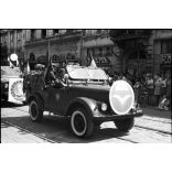 6 darab eredeti fotó negatív. MHSZ felvonulás, Miskolc, majális, Zil teherautó, UAZ, GAZ terepjárók, egyenruha, üzletek, kirakatok, Magyar Honvédelmi Szövetség, katonai jármű, szocializmus, katona, egyenruha, jármű, közlekedés, 1970-es évek. 6 darab 