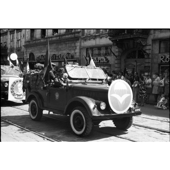 6 darab eredeti fotó negatív. MHSZ felvonulás, Miskolc, majális, Zil teherautó, UAZ, GAZ terepjárók, egyenruha, üzletek, kirakatok, Magyar Honvédelmi Szövetség, katonai jármű, szocializmus, katona, egyenruha, jármű, közlekedés, 1970-es évek. 6 darab 