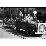 6 darab eredeti fotó negatív. MHSZ felvonulás, Miskolc, majális, Zil teherautó, UAZ, GAZ terepjárók, egyenruha, üzletek, kirakatok, Magyar Honvédelmi Szövetség, katonai jármű, szocializmus, katona, egyenruha, jármű, közlekedés, 1970-es évek. 6 darab 