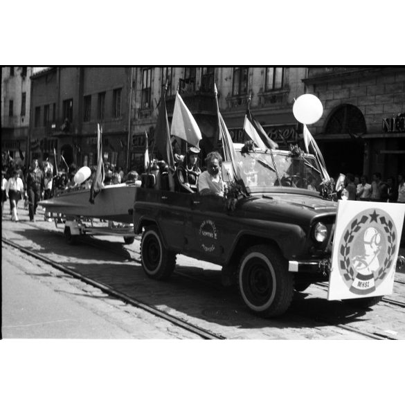 6 darab eredeti fotó negatív. MHSZ felvonulás, Miskolc, majális, Zil teherautó, UAZ, GAZ terepjárók, egyenruha, üzletek, kirakatok, Magyar Honvédelmi Szövetség, katonai jármű, szocializmus, katona, egyenruha, jármű, közlekedés, 1970-es évek. 6 darab 