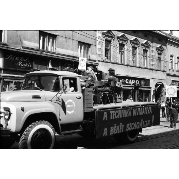 6 darab eredeti fotó negatív. MHSZ felvonulás, Miskolc, majális, Zil teherautó, UAZ, GAZ terepjárók, egyenruha, üzletek, kirakatok, Magyar Honvédelmi Szövetség, katonai jármű, szocializmus, katona, egyenruha, jármű, közlekedés, 1970-es évek. 6 darab 