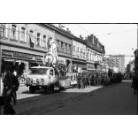 6 darab eredeti fotó negatív. MHSZ felvonulás, Miskolc, majális, Zil teherautó, UAZ, GAZ terepjárók, egyenruha, üzletek, kirakatok, Magyar Honvédelmi Szövetség, katonai jármű, szocializmus, katona, egyenruha, jármű, közlekedés, 1970-es évek. 6 darab 