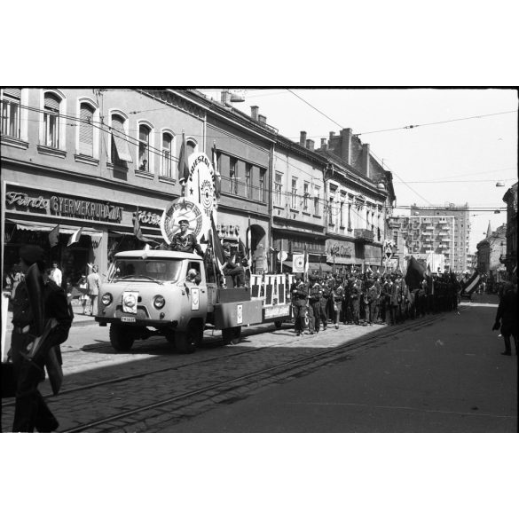 6 darab eredeti fotó negatív. MHSZ felvonulás, Miskolc, majális, Zil teherautó, UAZ, GAZ terepjárók, egyenruha, üzletek, kirakatok, Magyar Honvédelmi Szövetség, katonai jármű, szocializmus, katona, egyenruha, jármű, közlekedés, 1970-es évek. 6 darab 