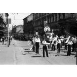 6 darab eredeti fotó negatív. MHSZ felvonulás, Miskolc, majális, Zil teherautó, UAZ, GAZ terepjárók, egyenruha, üzletek, kirakatok, Magyar Honvédelmi Szövetség, katonai jármű, szocializmus, katona, egyenruha, jármű, közlekedés, 1970-es évek. 6 darab 