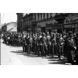 6 darab eredeti fotó negatív. MHSZ felvonulás, Miskolc, majális, Zil teherautó, UAZ, GAZ terepjárók, egyenruha, üzletek, kirakatok, Magyar Honvédelmi Szövetség, katonai jármű, szocializmus, katona, egyenruha, jármű, közlekedés, 1970-es évek. 6 darab 