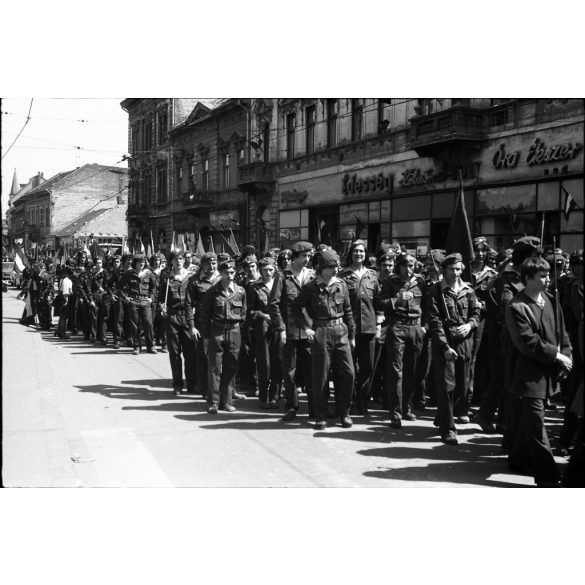 6 darab eredeti fotó negatív. MHSZ felvonulás, Miskolc, majális, Zil teherautó, UAZ, GAZ terepjárók, egyenruha, üzletek, kirakatok, Magyar Honvédelmi Szövetség, katonai jármű, szocializmus, katona, egyenruha, jármű, közlekedés, 1970-es évek. 6 darab 