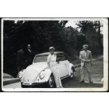 Fiatal pár magyar rendszámos Volkswagen bogár kabrióval, jármű, közlekedés, szocializmus, , 1960-as évek, Eredeti fotó, papírkép, hátulja foltos. 