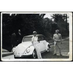   Fiatal pár magyar rendszámos Volkswagen bogár kabrióval, jármű, közlekedés, szocializmus, , 1960-as évek, Eredeti fotó, papírkép, hátulja foltos. 