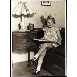   Kislány katona apukájának fényképével, masni, lakásbelső, egyenruha, gyerek, 2. világháború, Horthy-korszak, 1940-es évek, Eredeti fotó, papírkép.