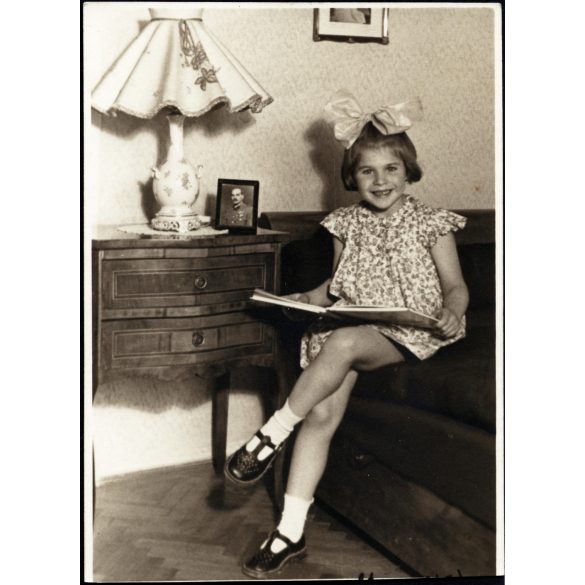 Kislány katona apukájának fényképével, masni, lakásbelső, egyenruha, gyerek, 2. világháború, Horthy-korszak, 1940-es évek, Eredeti fotó, papírkép.