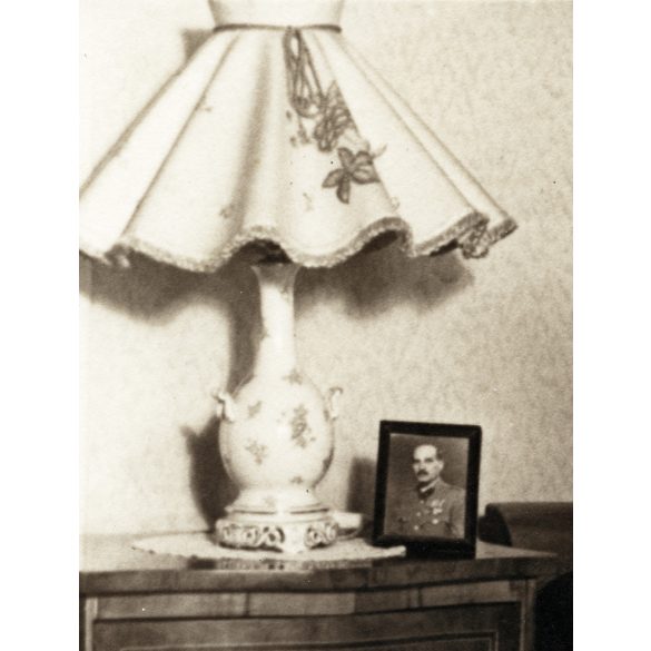 Kislány katona apukájának fényképével, masni, lakásbelső, egyenruha, gyerek, 2. világháború, Horthy-korszak, 1940-es évek, Eredeti fotó, papírkép.