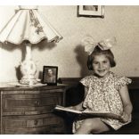 Kislány katona apukájának fényképével, masni, lakásbelső, egyenruha, gyerek, 2. világháború, Horthy-korszak, 1940-es évek, Eredeti fotó, papírkép.