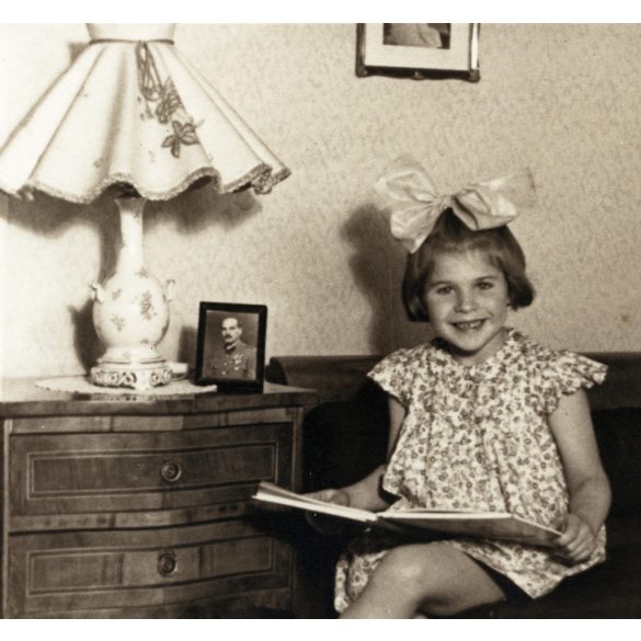 Kislány katona apukájának fényképével, masni, lakásbelső, egyenruha, gyerek, 2. világháború, Horthy-korszak, 1940-es évek, Eredeti fotó, papírkép.