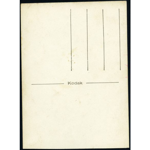 Kislány katona apukájának fényképével, masni, lakásbelső, egyenruha, gyerek, 2. világháború, Horthy-korszak, 1940-es évek, Eredeti fotó, papírkép.