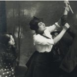 Kecsetfalvi és cseszelicei Szilvássy Karola (teljes nevén báró Bornemisza Elemérné Szilvássy Karola) erdélyi arisztokrata egy filmjelenetben (Apacsnő szerelme), nemes, film, Erdély, monarchia, 1910-es évek, Eredeti fotó, papírkép.