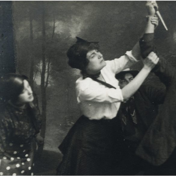 Kecsetfalvi és cseszelicei Szilvássy Karola (teljes nevén báró Bornemisza Elemérné Szilvássy Karola) erdélyi arisztokrata egy filmjelenetben (Apacsnő szerelme), nemes, film, Erdély, monarchia, 1910-es évek, Eredeti fotó, papírkép.