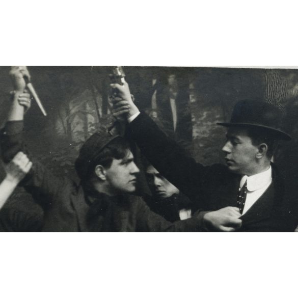 Kecsetfalvi és cseszelicei Szilvássy Karola (teljes nevén báró Bornemisza Elemérné Szilvássy Karola) erdélyi arisztokrata egy filmjelenetben (Apacsnő szerelme), nemes, film, Erdély, monarchia, 1910-es évek, Eredeti fotó, papírkép.