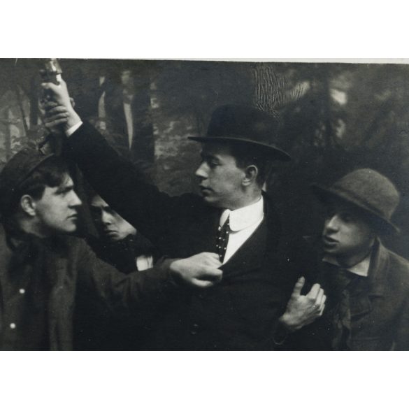 Kecsetfalvi és cseszelicei Szilvássy Karola (teljes nevén báró Bornemisza Elemérné Szilvássy Karola) erdélyi arisztokrata egy filmjelenetben (Apacsnő szerelme), nemes, film, Erdély, monarchia, 1910-es évek, Eredeti fotó, papírkép.