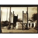 Katonákat eligazító tábla egy város főterén, keleti front, 1. világháború, német nyelvű felirat, üzlet, kirakat,  monarchia, 1910-es évek, Eredeti fotó, papírkép. 